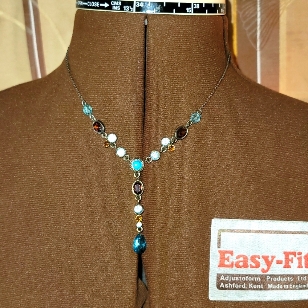 Very nice vintage style necklace with different color gems claw clasp EUC used